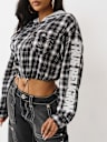 SUDADERA CORTA DE FRANELA CON CAPUCHA Y APLIQUE