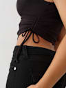 CAMISETA CON CUELLO EN V Y FRUNCIDO LATERAL