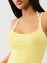 TOP CON CAPAS CONTRASTANTES ESTILO HALTER CON BRETELES CAMI