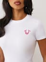 CAMISETA PEQUEÑA CON GRÁFICO DE SETAS Y CRISTALES