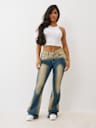 JEANS ACAMPANADOS Y FRUNCIDOS DE TIRO MEDIO