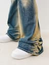 JEANS ACAMPANADOS Y FRUNCIDOS DE TIRO MEDIO