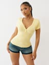 CAMISETA HENLEY CON HERRADURA DE TACHAS