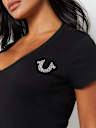 CAMISETA CON CUELLO EN V Y LOGOTIPO DE CONCIERTO CON CRISTALES