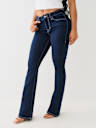 JEANS BECCA CORTE DE BOTA, TIRO MEDIO Y COSTURA DE AGUJA SIMPLE