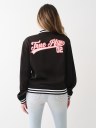 CHAQUETA BOMBER VARSITY DE SATÉN CON HERRADURA