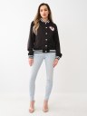 CHAQUETA BOMBER VARSITY DE SATÉN CON HERRADURA