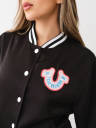CHAQUETA BOMBER VARSITY DE SATÉN CON HERRADURA