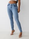 JEANS SKINNY CURVILÍNEOS JENNIE DE TIRO MEDIO