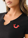 CAMISETA CORTA CON ABERTURA Y LOGOTIPO TRI