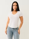 CAMISETA CON CUELLO EN V Y CONTORNO CON CRISTALES