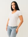 CAMISETA CON CUELLO EN V Y CONTORNO CON CRISTALES