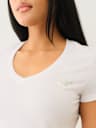 CAMISETA CON CUELLO EN V Y CONTORNO CON CRISTALES