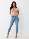 JEANS SKINNY CURVILÍNEOS JENNIE BIG T DE TIRO MEDIO