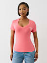 CAMISETA CON CUELLO EN V Y HERRADURA CRISTAL ALADA