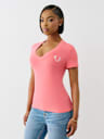 CAMISETA CON CUELLO EN V Y HERRADURA CRISTAL ALADA