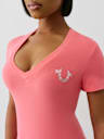 CAMISETA CON CUELLO EN V Y HERRADURA CRISTAL ALADA