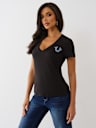 CAMISETA CON CUELLO EN V Y HERRADURA DE BANDANA