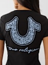 CAMISETA CON CUELLO EN V Y HERRADURA DE BANDANA