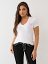 CAMISETA CON CUELLO EN V Y HERRADURA DE BANDANA