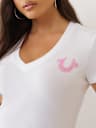 CAMISETA CON CUELLO EN V Y HERRADURA DE BANDANA