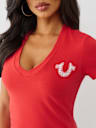 CAMISETA CON CUELLO EN V Y HERRADURA DE BANDANA