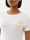 CAMISETA CON CUELLO REDONDO Y BUDDHA METÁLICO