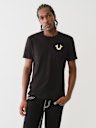 CAMISETA CON LOGOTIPO DE HERRADURA METÁLICO
