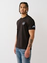 CAMISETA CON LOGOTIPO DE TRUE RELIGION APILADO