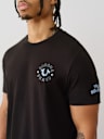 CAMISETA CON LOGOTIPO DE TRUE RELIGION APILADO