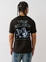 CAMISETA CON LOGOTIPO DE TRUE RELIGION APILADO
