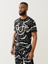 CAMISETA CON LOGOTIPO CON ONDULACIONES EN TODA LA PRENDA