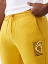 PANTALONES DEPORTIVOS CON PIERNAS RECTAS Y RECUADRO DE BUDDHA