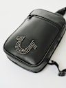 MOCHILA BANDOLERA CON INCRUSTACIONES DE HERRADURAS