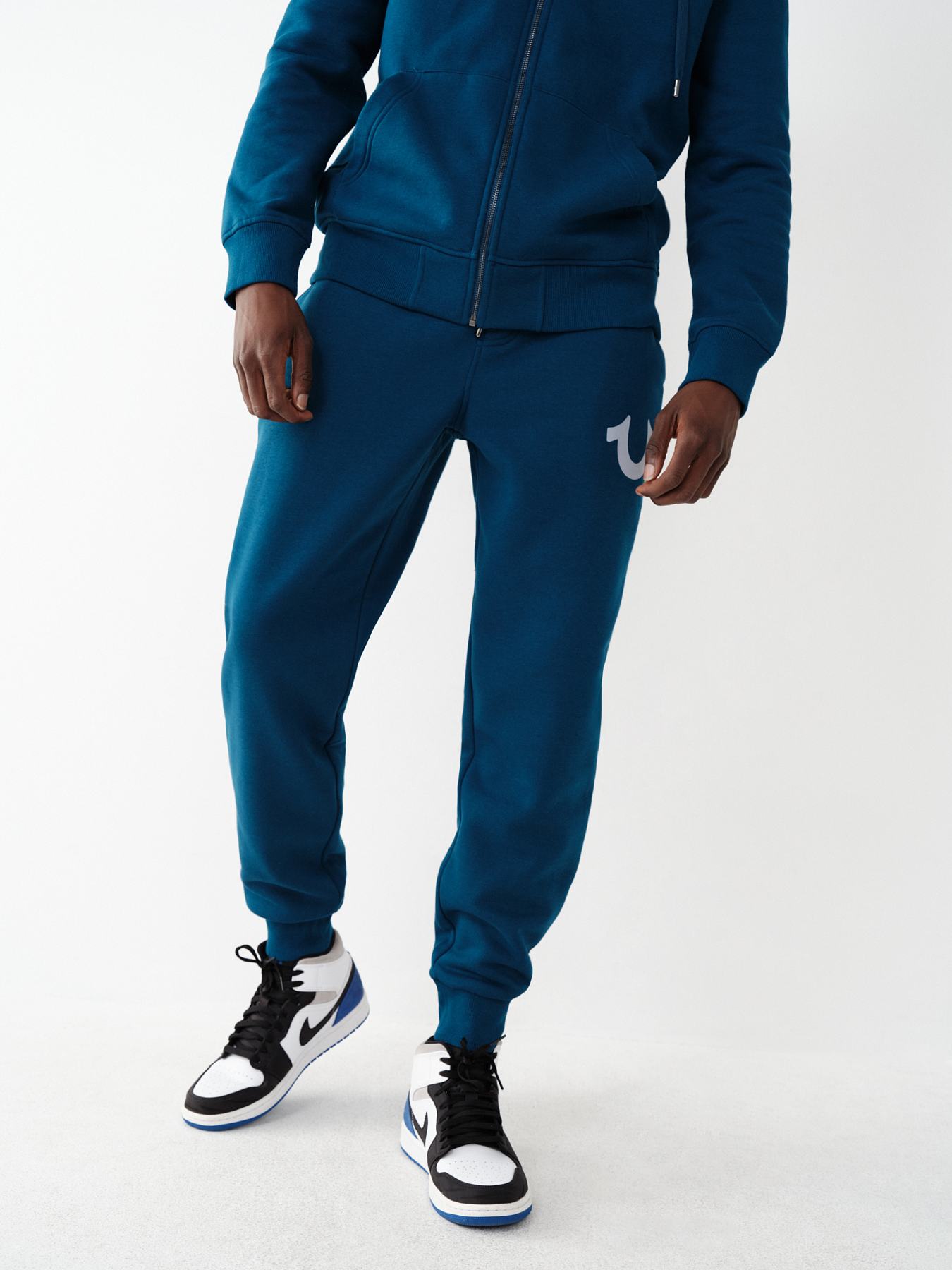 PANTALONES DEPORTIVOS CON LOGOTIPO