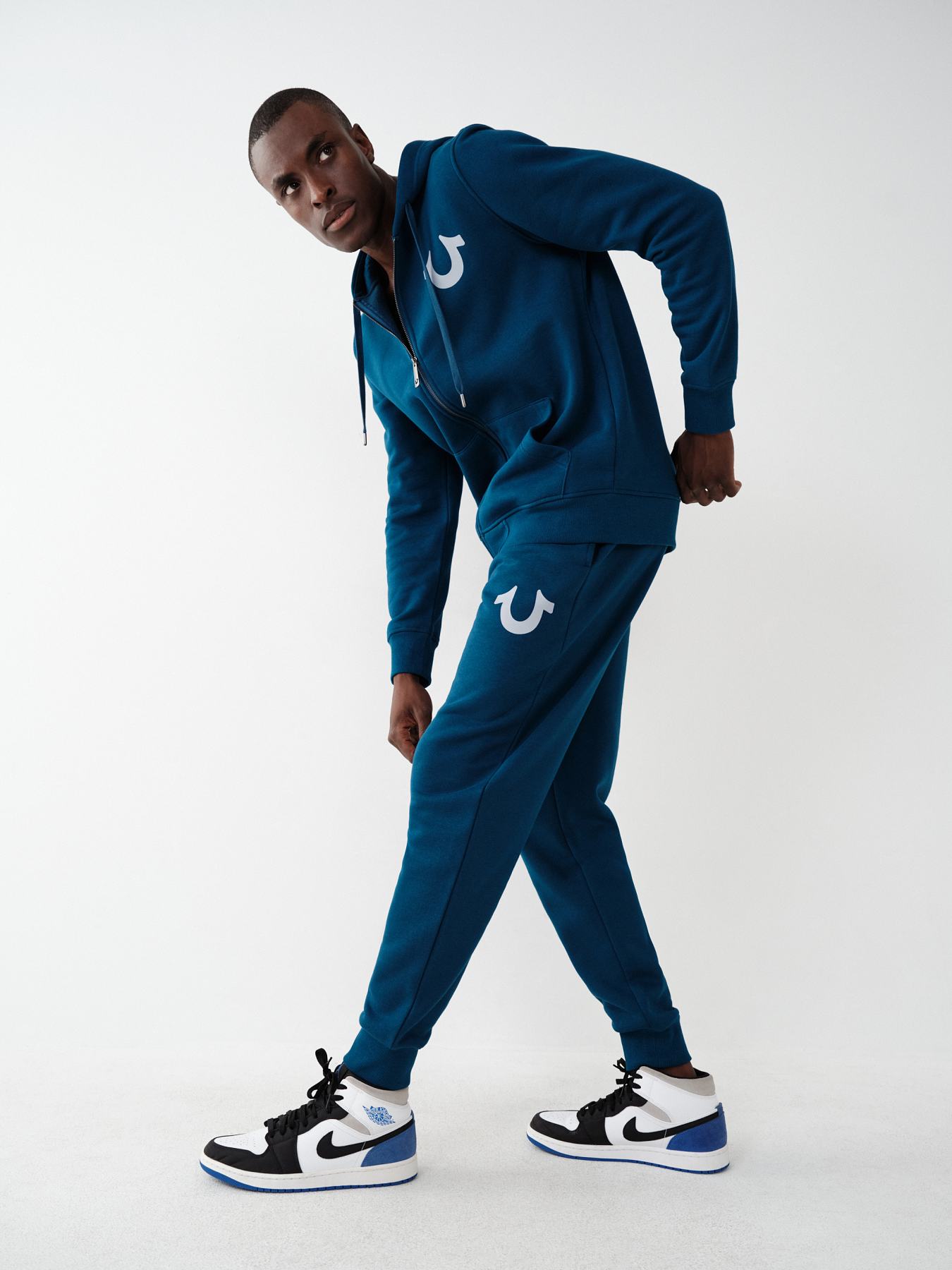 PANTALONES DEPORTIVOS CON LOGOTIPO