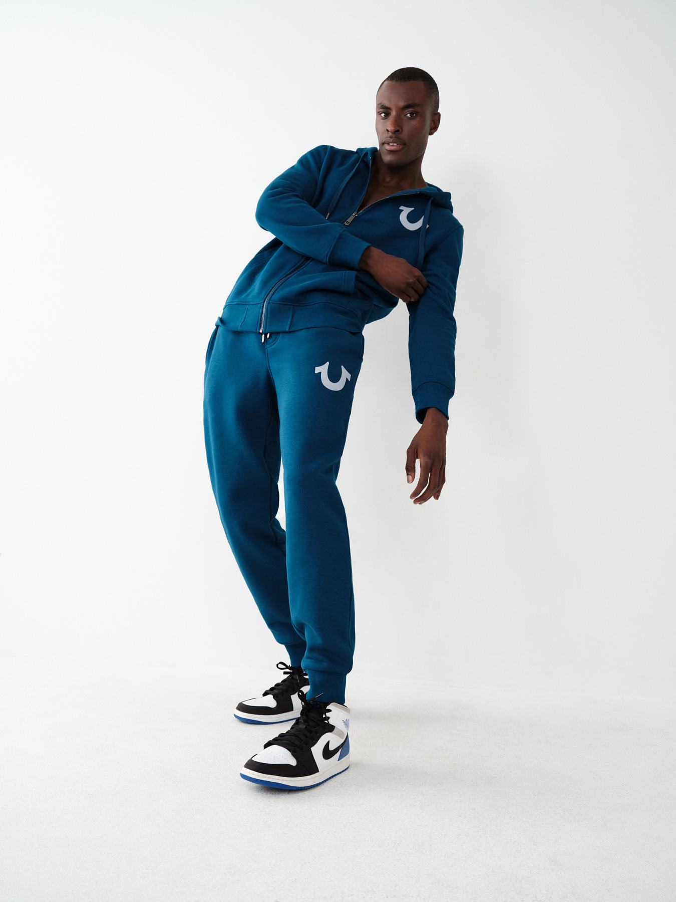 PANTALONES DEPORTIVOS CON LOGOTIPO