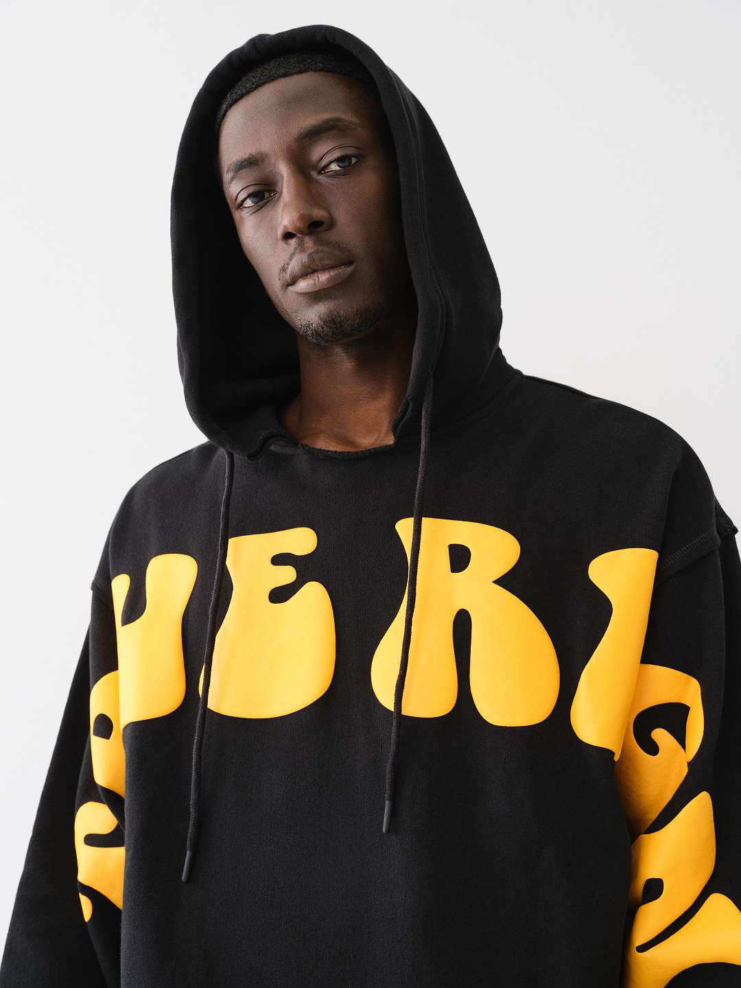 PUFF PRINT RAW HEM HOODIE