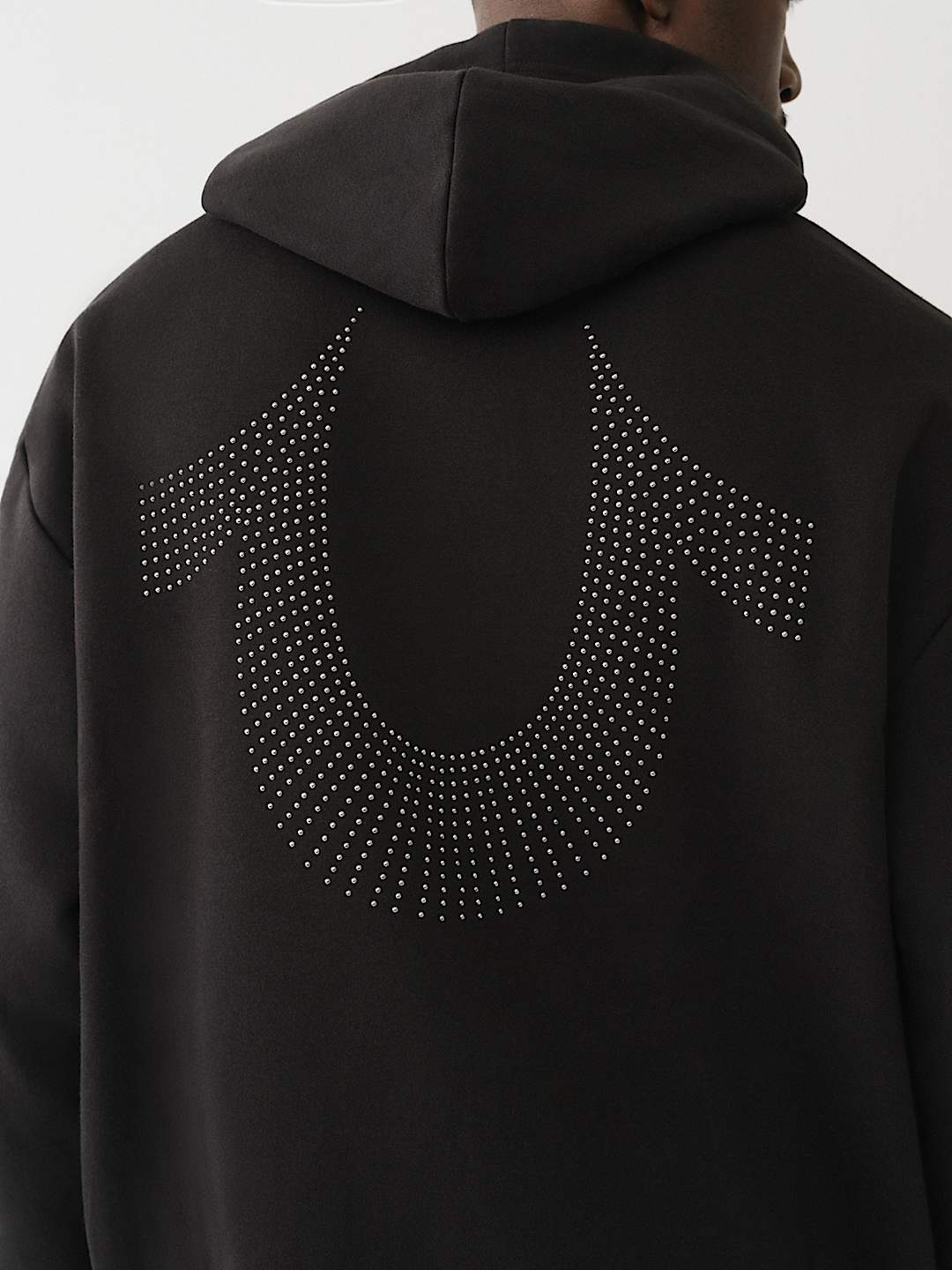 SUDADERA CON CAPUCHA Y HERRADURA CON TACHAS