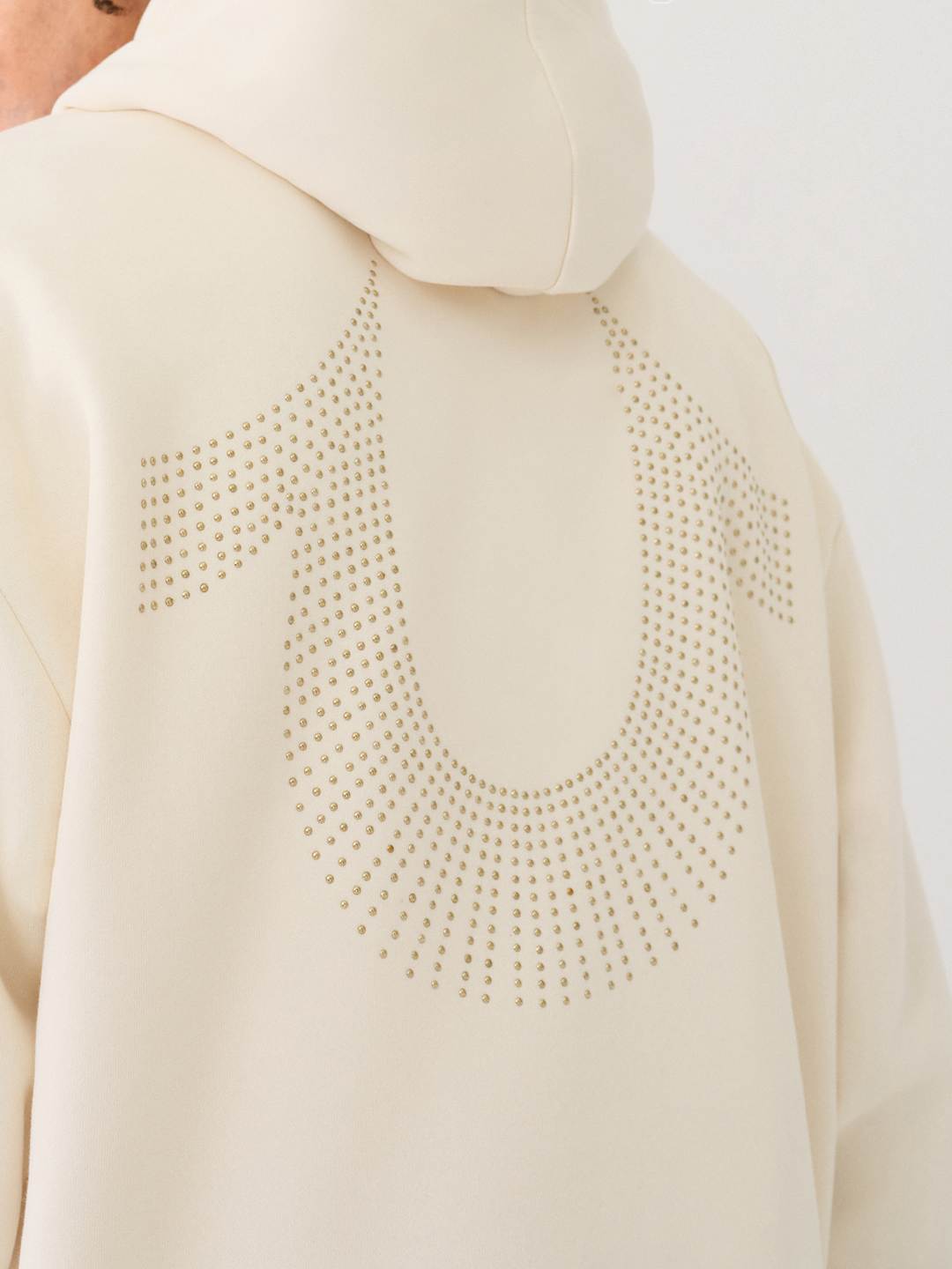 SUDADERA CON CAPUCHA Y HERRADURA CON TACHAS