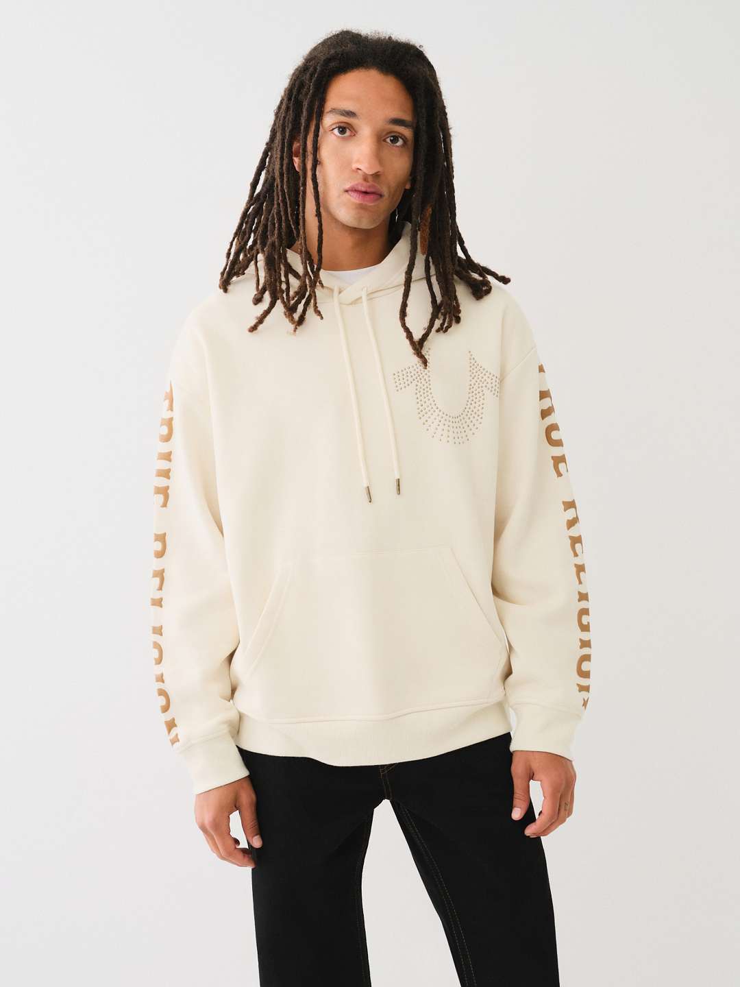 SUDADERA CON CAPUCHA Y HERRADURA CON TACHAS