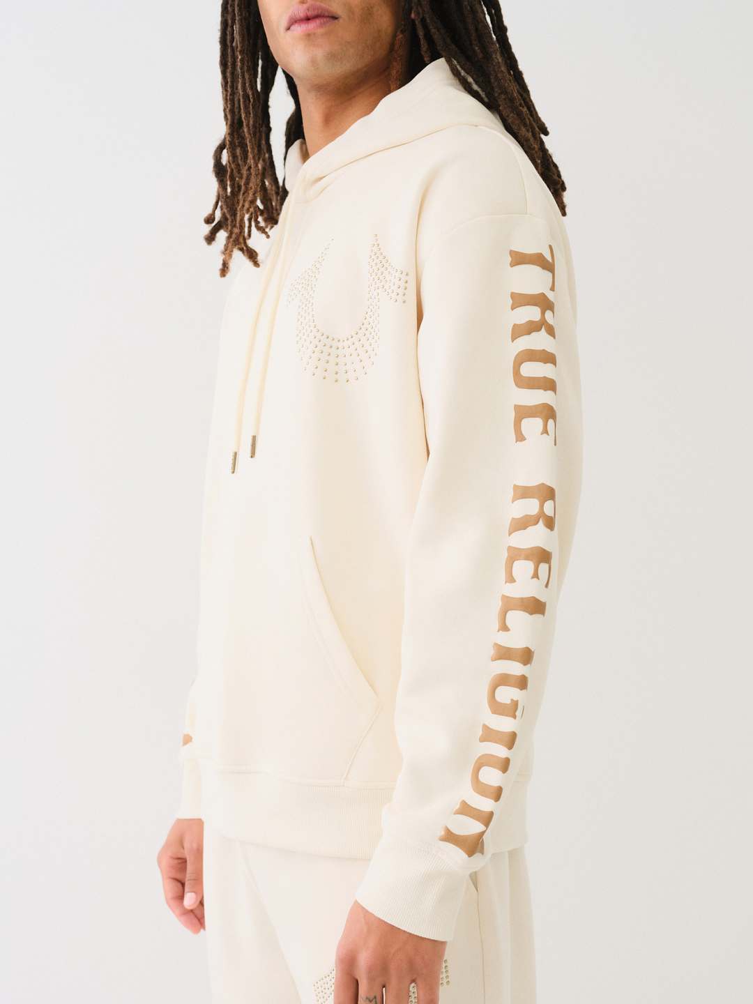 SUDADERA CON CAPUCHA Y HERRADURA CON TACHAS