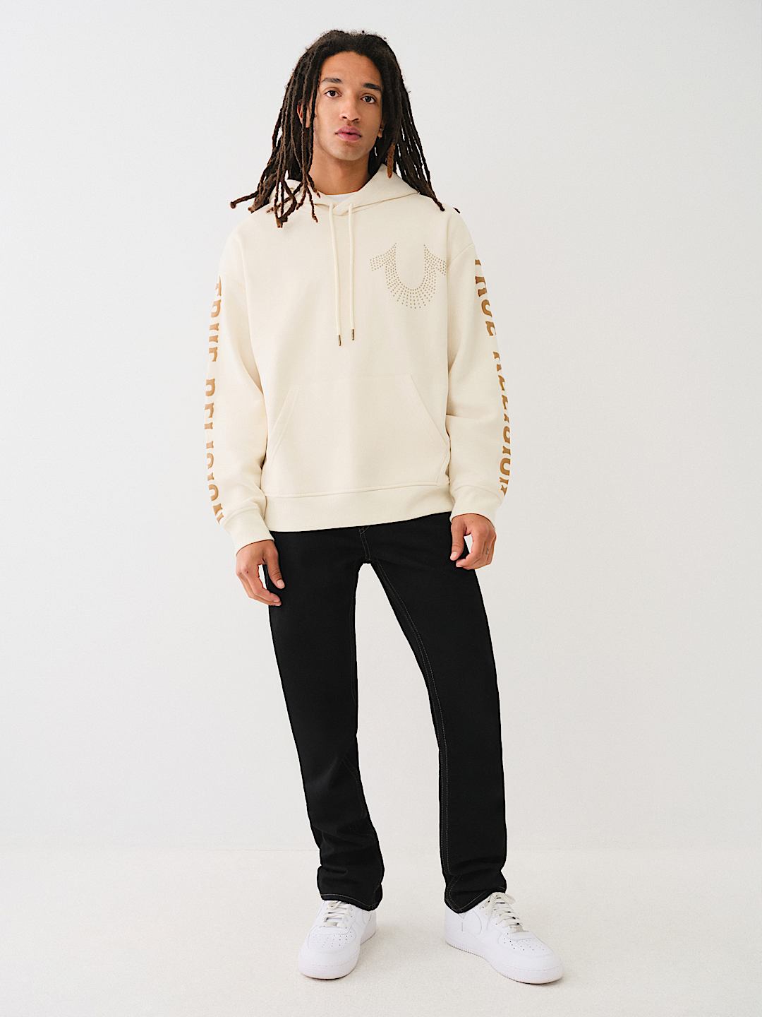 SUDADERA CON CAPUCHA Y HERRADURA CON TACHAS