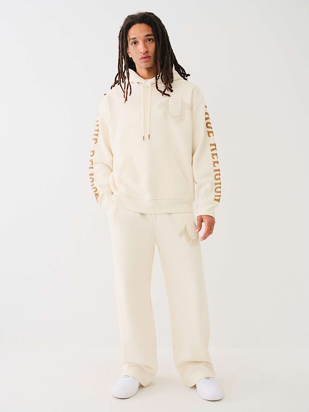 SUDADERA CON CAPUCHA Y HERRADURA CON TACHAS