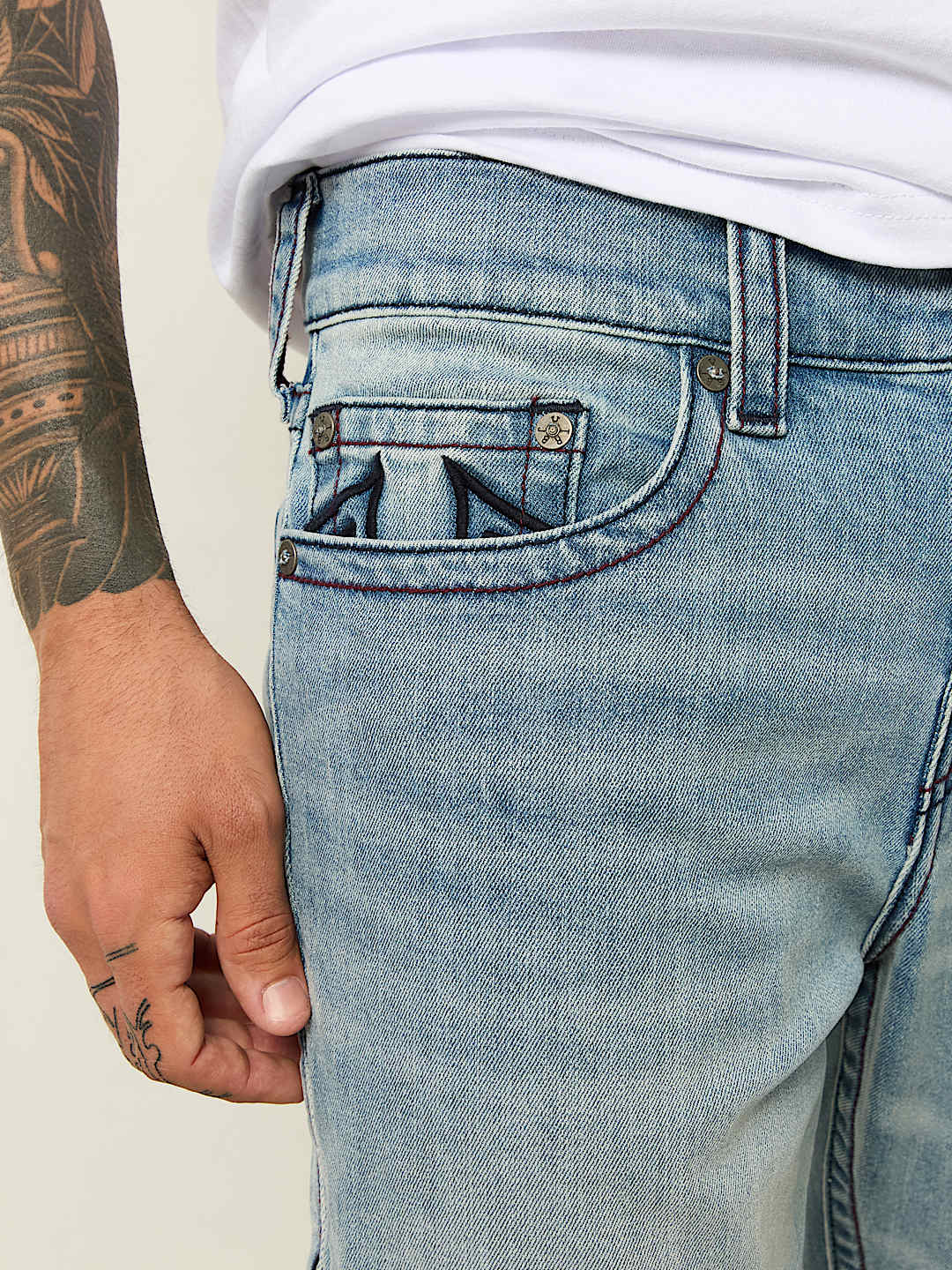 GENO EMBOSSED HORSESHOE SLIM JEAN - CAMEO LIGHT WASH | True
