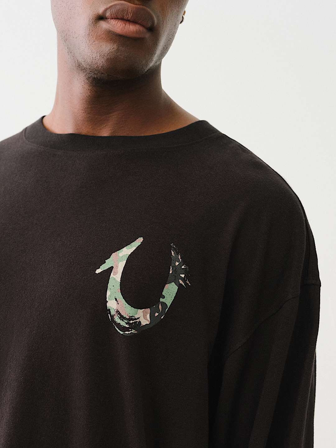 CAMISETA DE MANGA LARGA CON HERRADURA CAMUFLADA PINTADA