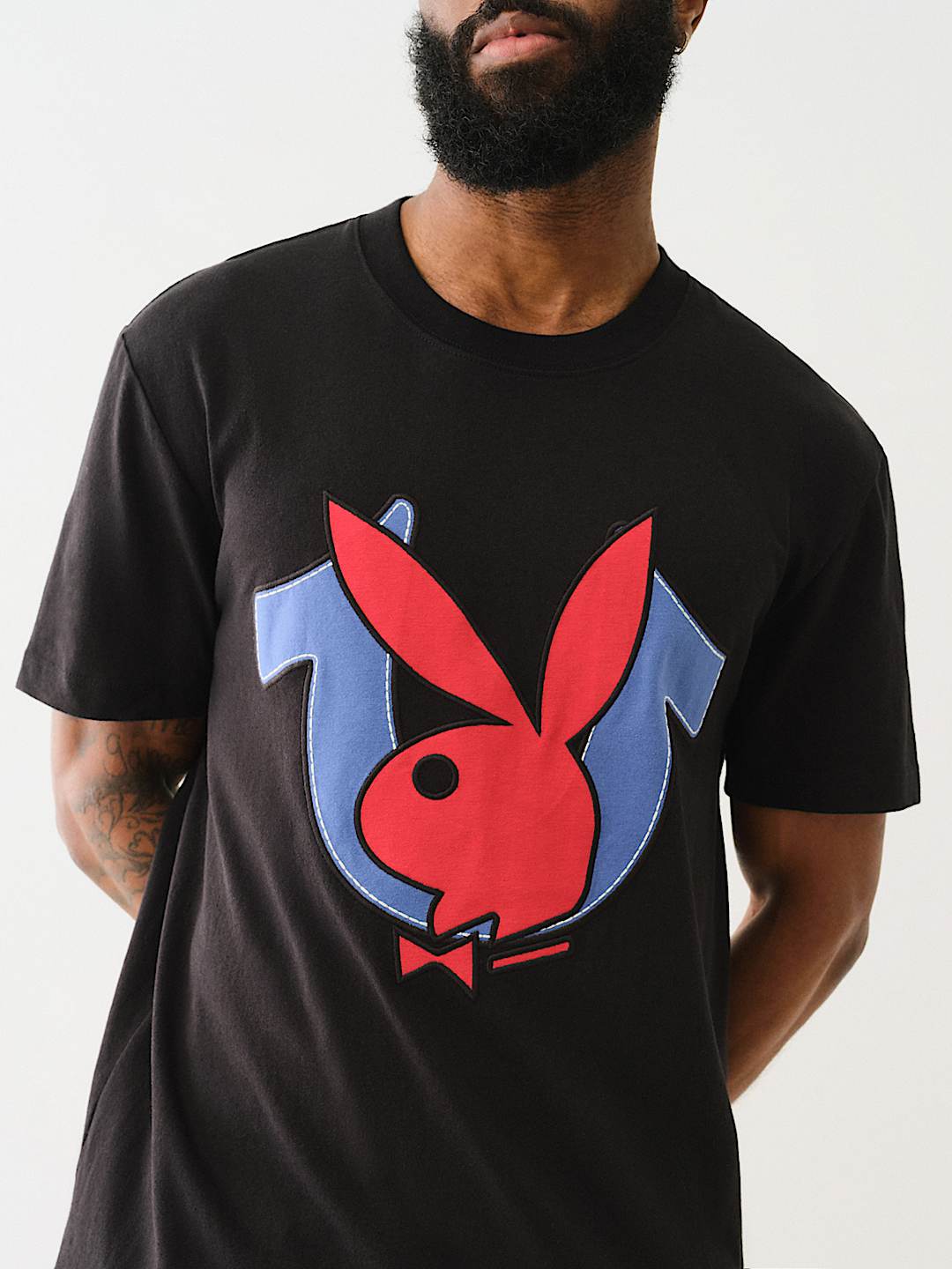 関税込み♪コラボ【TRUE RELIGION】X PLAYBOY ロゴ ★ Tシャツ TRUE RELIGION X PLAYBOY APPLIQUÉ LOGO TEE - Black | True