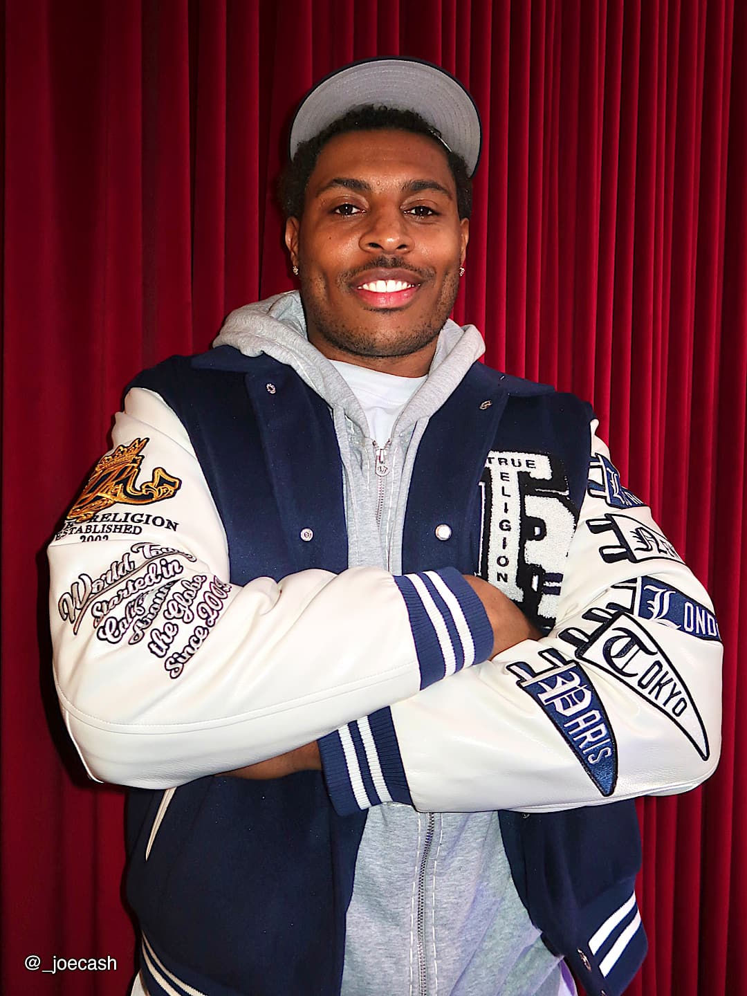 CHAQUETA UNIVERSITARIA DE LANA CON UN ESCUDO, image 2