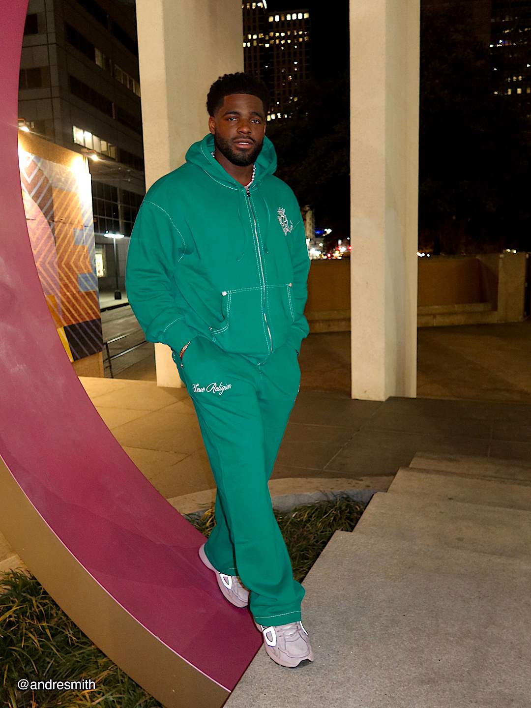 PANTALONES DEPORTIVOS HOLGADOS BIG T CON ESCUDO DE TR, image 2