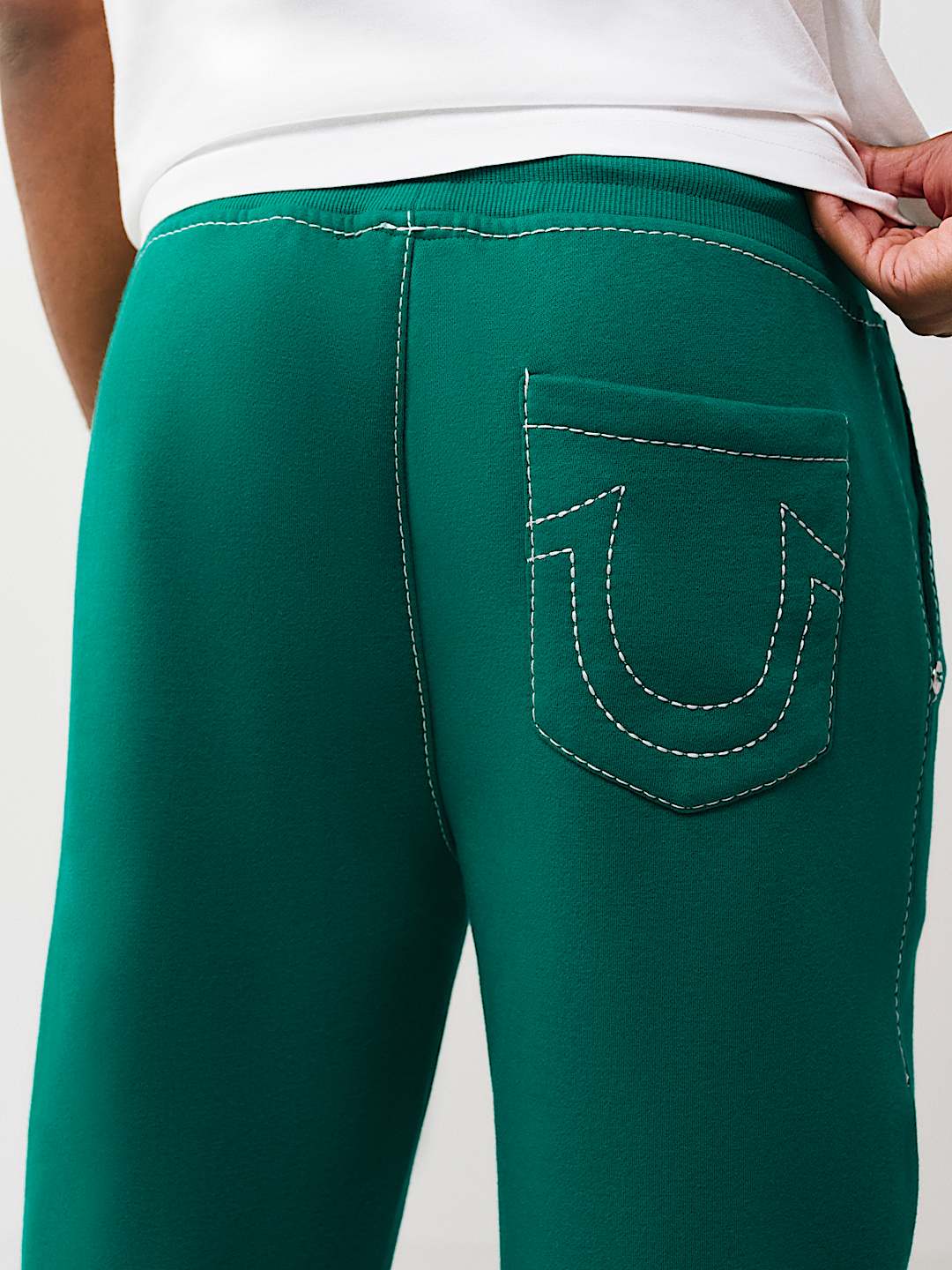 PANTALONES DEPORTIVOS HOLGADOS BIG T CON ESCUDO DE TR, image 3